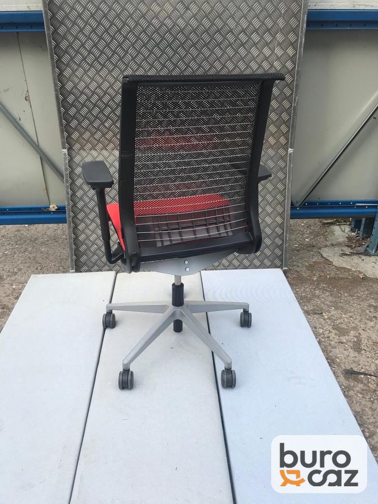Fauteuil ergonomique Steelcase Think dossier résille noir assise rouge — photo 2