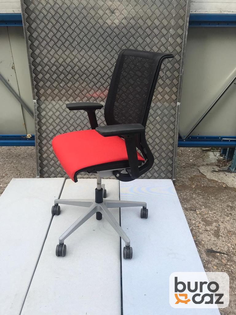 Fauteuil ergonomique Steelcase Think dossier résille noir assise rouge — photo 3