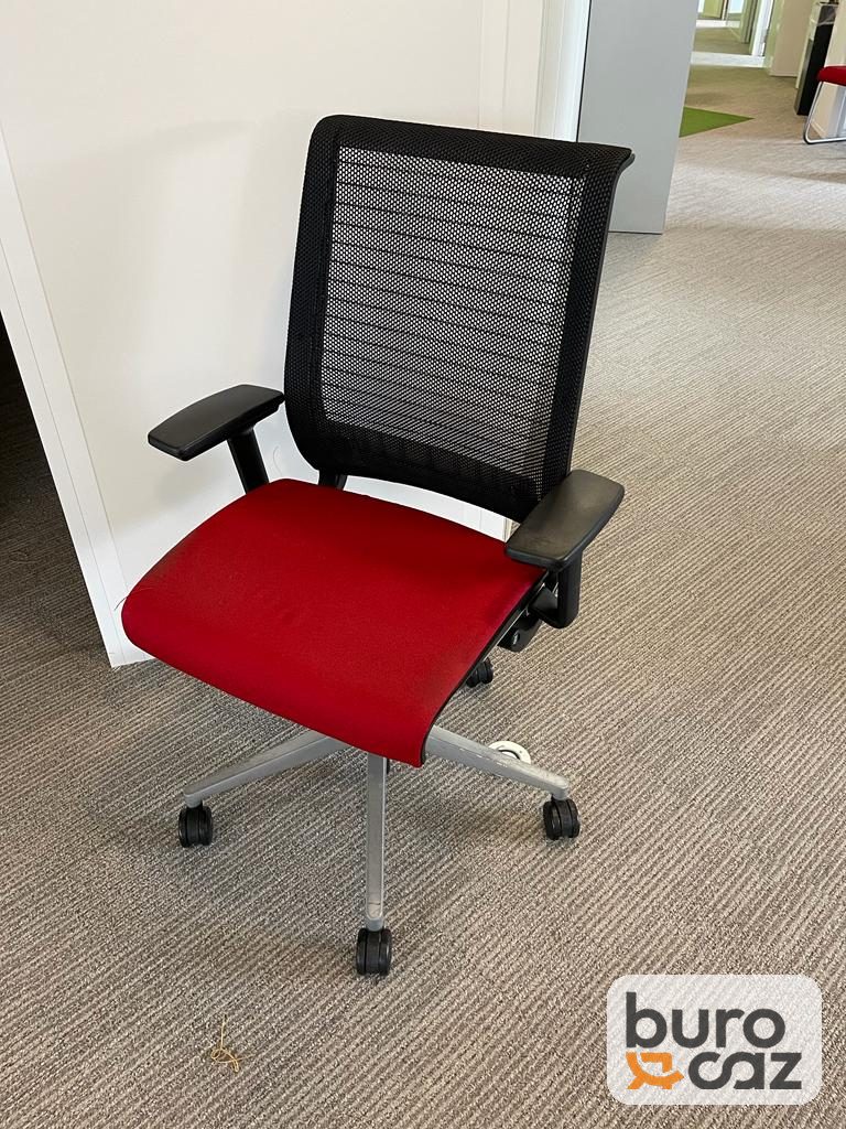 Fauteuil ergonomique Steelcase Think dossier résille noir assise rouge — photo 4
