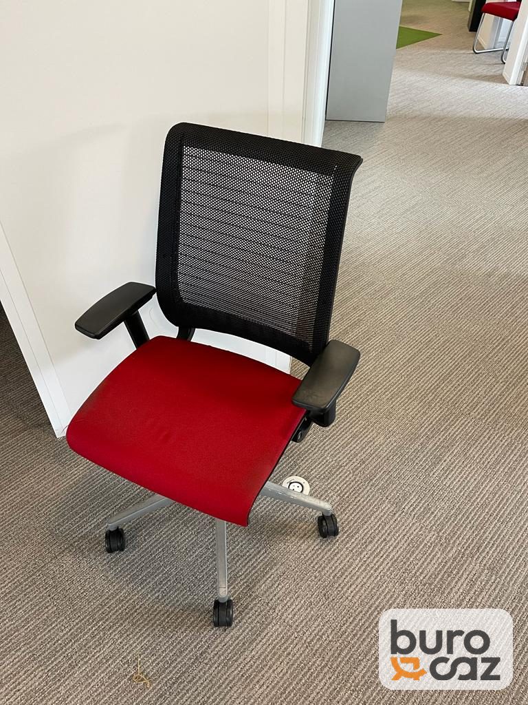 Fauteuil ergonomique Steelcase Think dossier résille noir assise rouge — photo 5