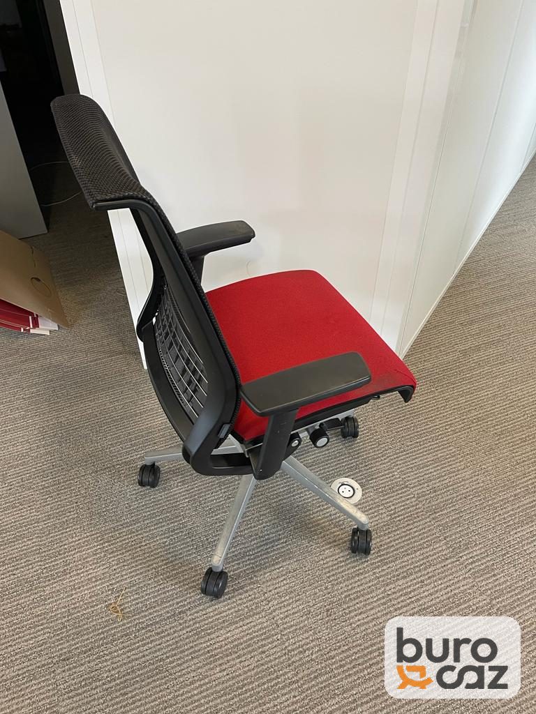 Fauteuil ergonomique Steelcase Think dossier résille noir assise rouge — photo 6