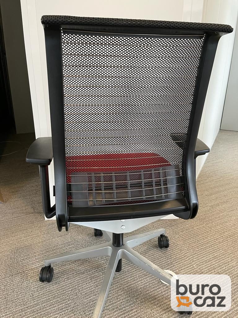 Fauteuil ergonomique Steelcase Think dossier résille noir assise rouge — photo 7