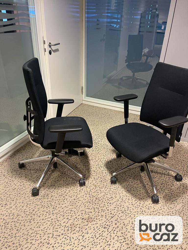 Fauteuil ergonomique tissu noir piétement aluminium — photo 2