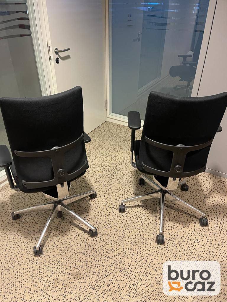 Fauteuil ergonomique tissu noir piétement aluminium — photo 4