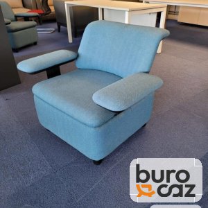 Fauteuil lounge tissu bleu ciel à larges accoudoirs