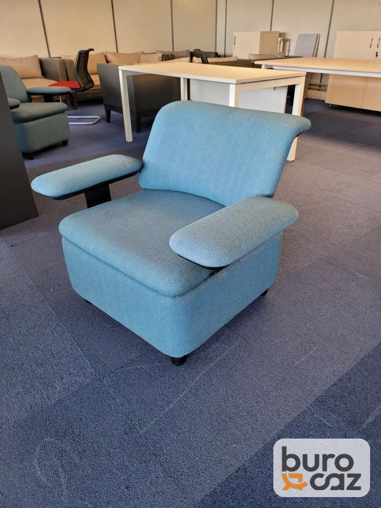 Fauteuil lounge tissu bleu ciel à larges accoudoirs