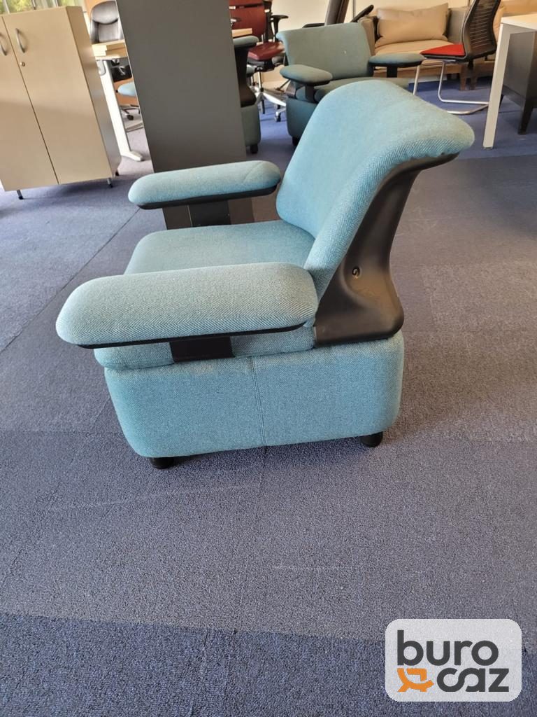 Fauteuil lounge tissu bleu ciel à larges accoudoirs — photo 2