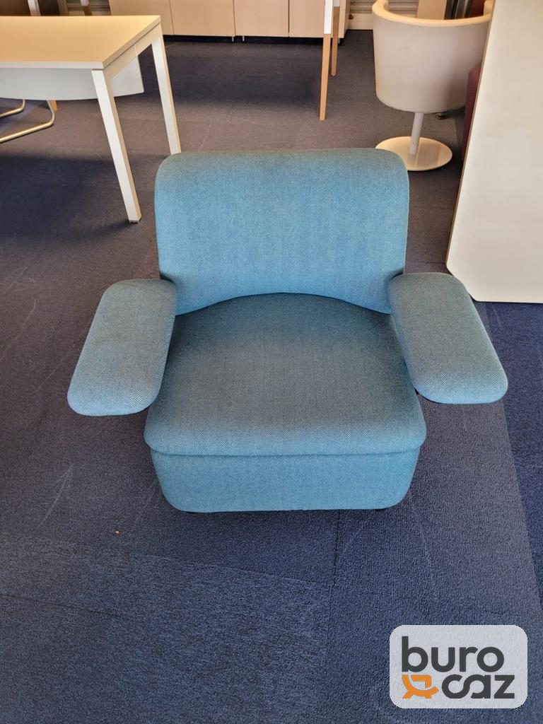 Fauteuil lounge tissu bleu ciel à larges accoudoirs — photo 3