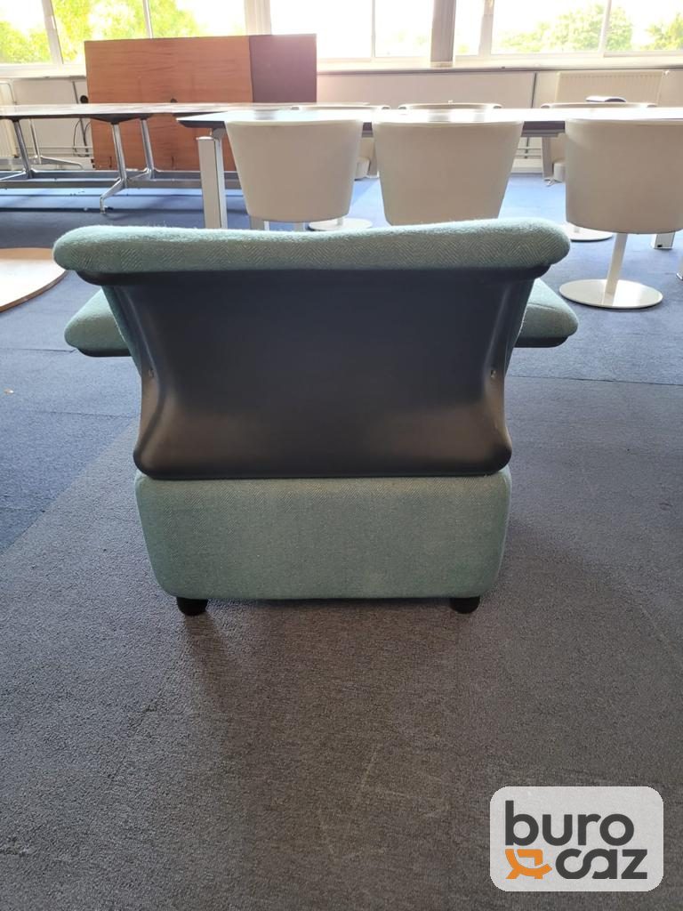 Fauteuil lounge tissu bleu ciel à larges accoudoirs — photo 4