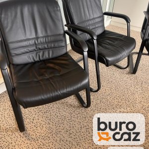 Fauteuil visiteur Sitland cuir noir piètement luge