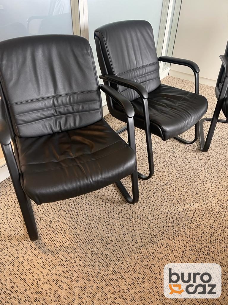 Fauteuil visiteur Sitland cuir noir piètement luge