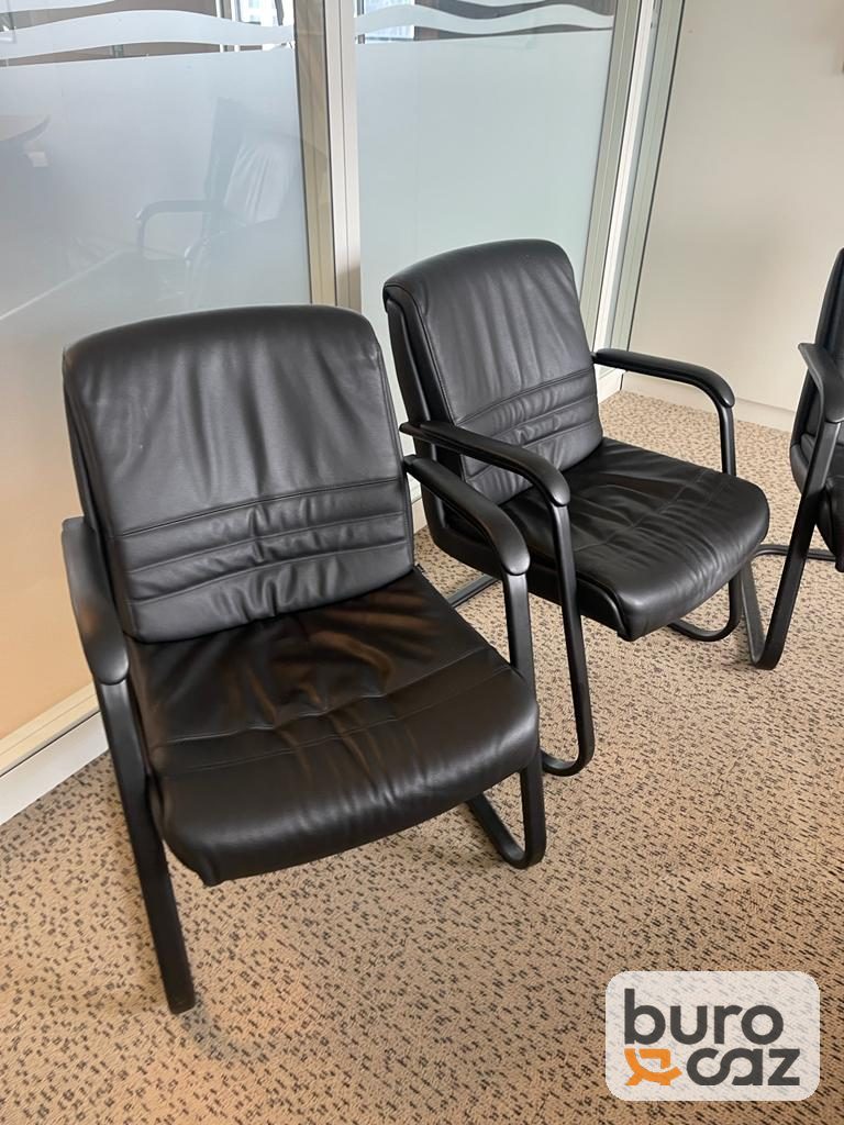 Fauteuil visiteur Sitland cuir noir piètement luge — photo 2
