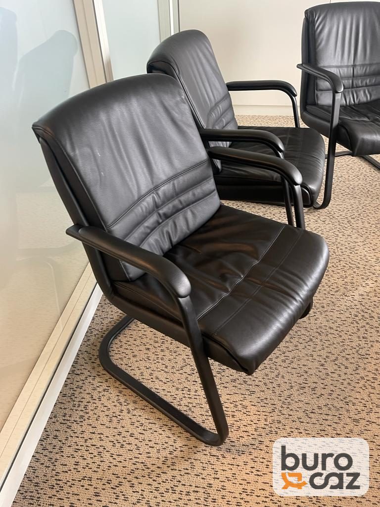 Fauteuil visiteur Sitland cuir noir piètement luge — photo 3
