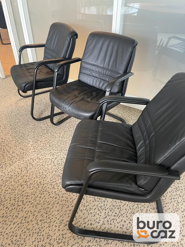 Fauteuil visiteur Sitland cuir noir piètement luge — photo 4