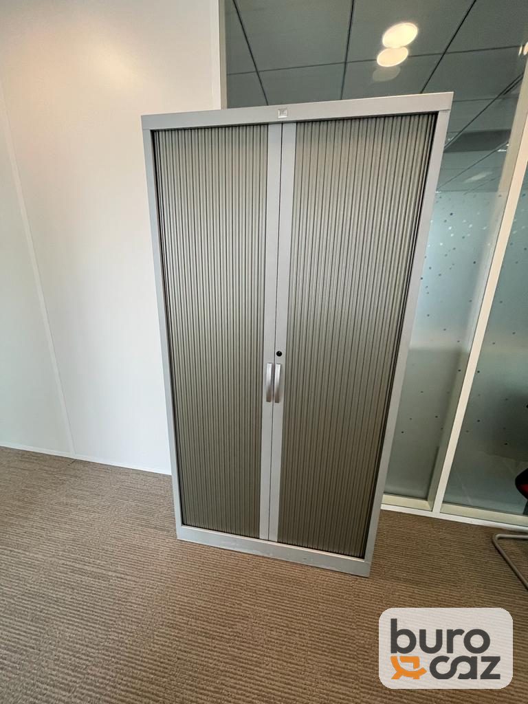 Grande armoire métallique à rideaux gris fumé