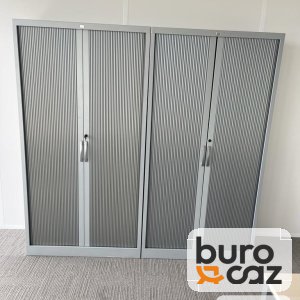 Grande armoire métallique à rideaux grise