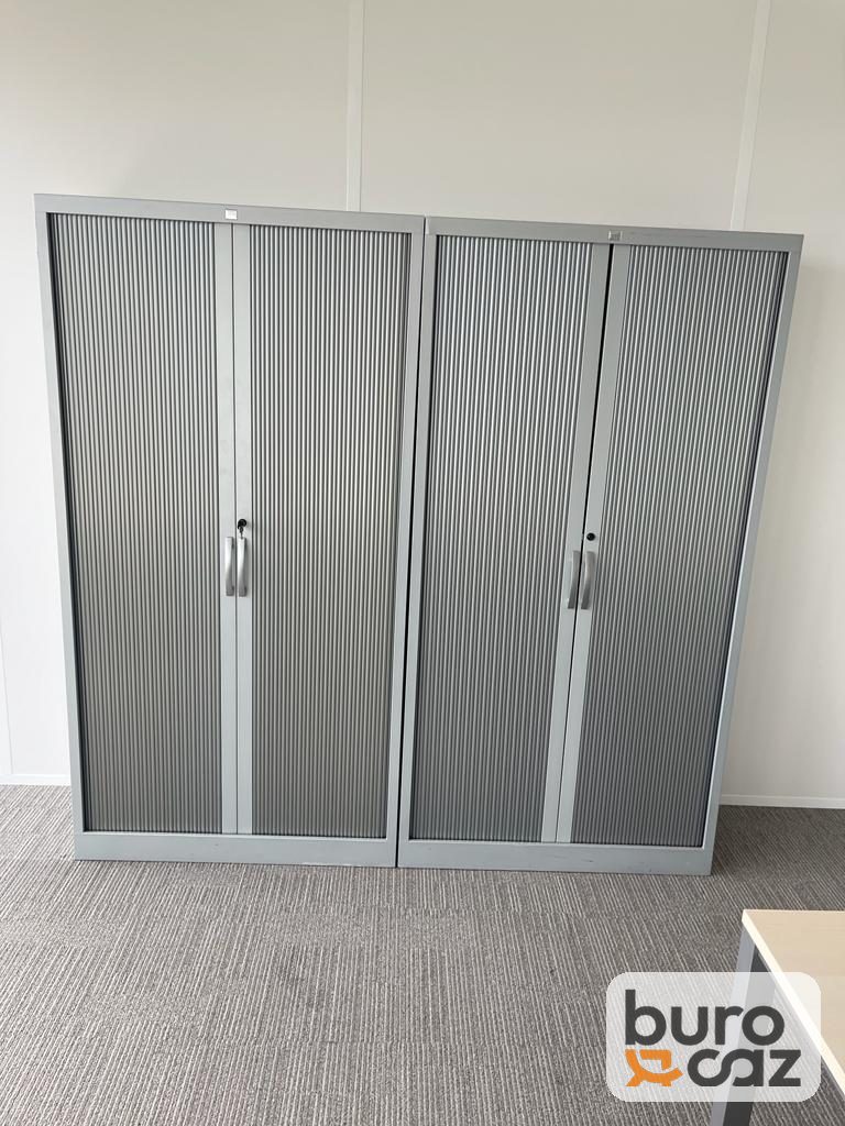 Grande armoire métallique à rideaux grise