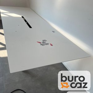 Grande table blanche avec goulotte passe-câbles