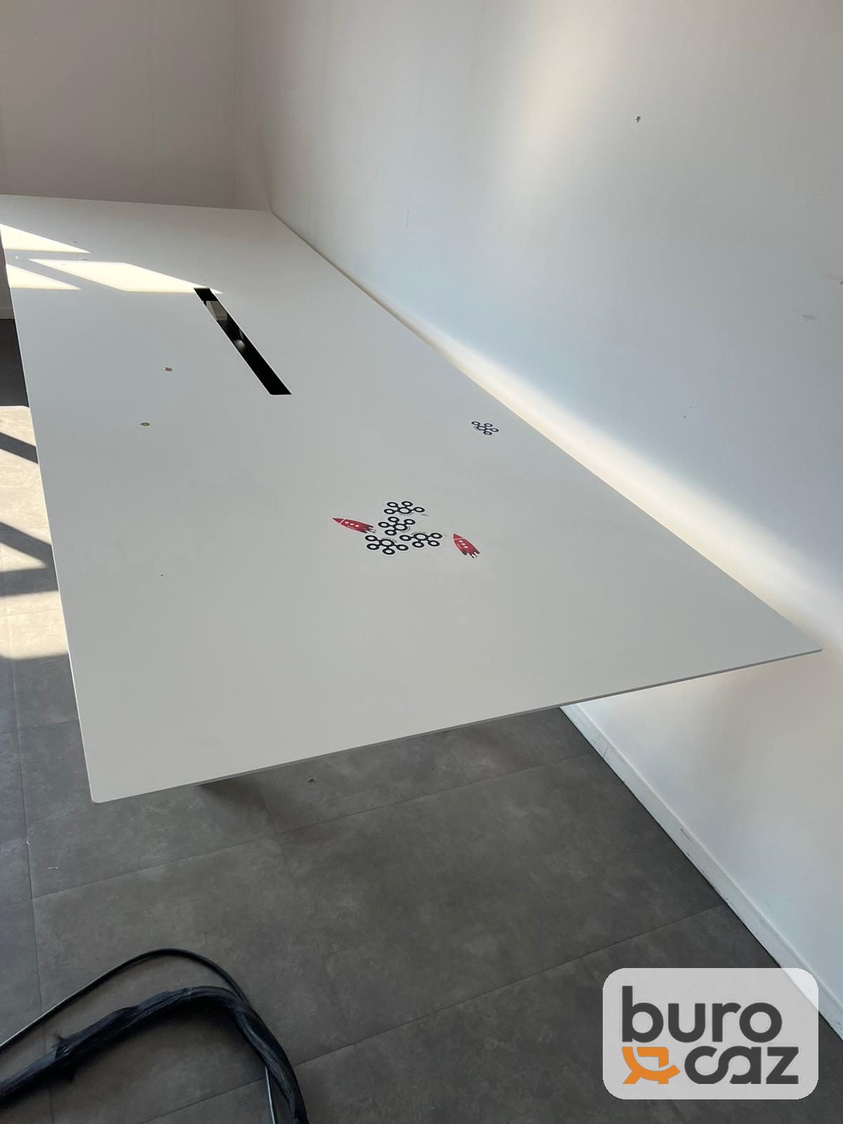 Grande table blanche avec goulotte passe-câbles