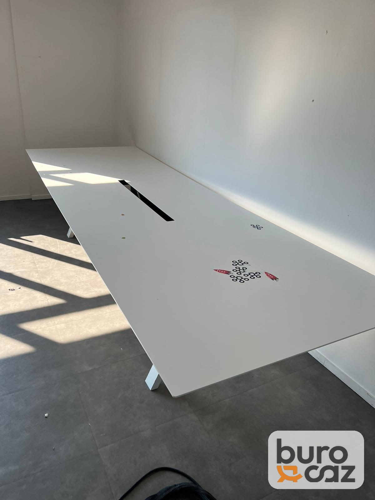 Grande table blanche avec goulotte passe-câbles — photo 2