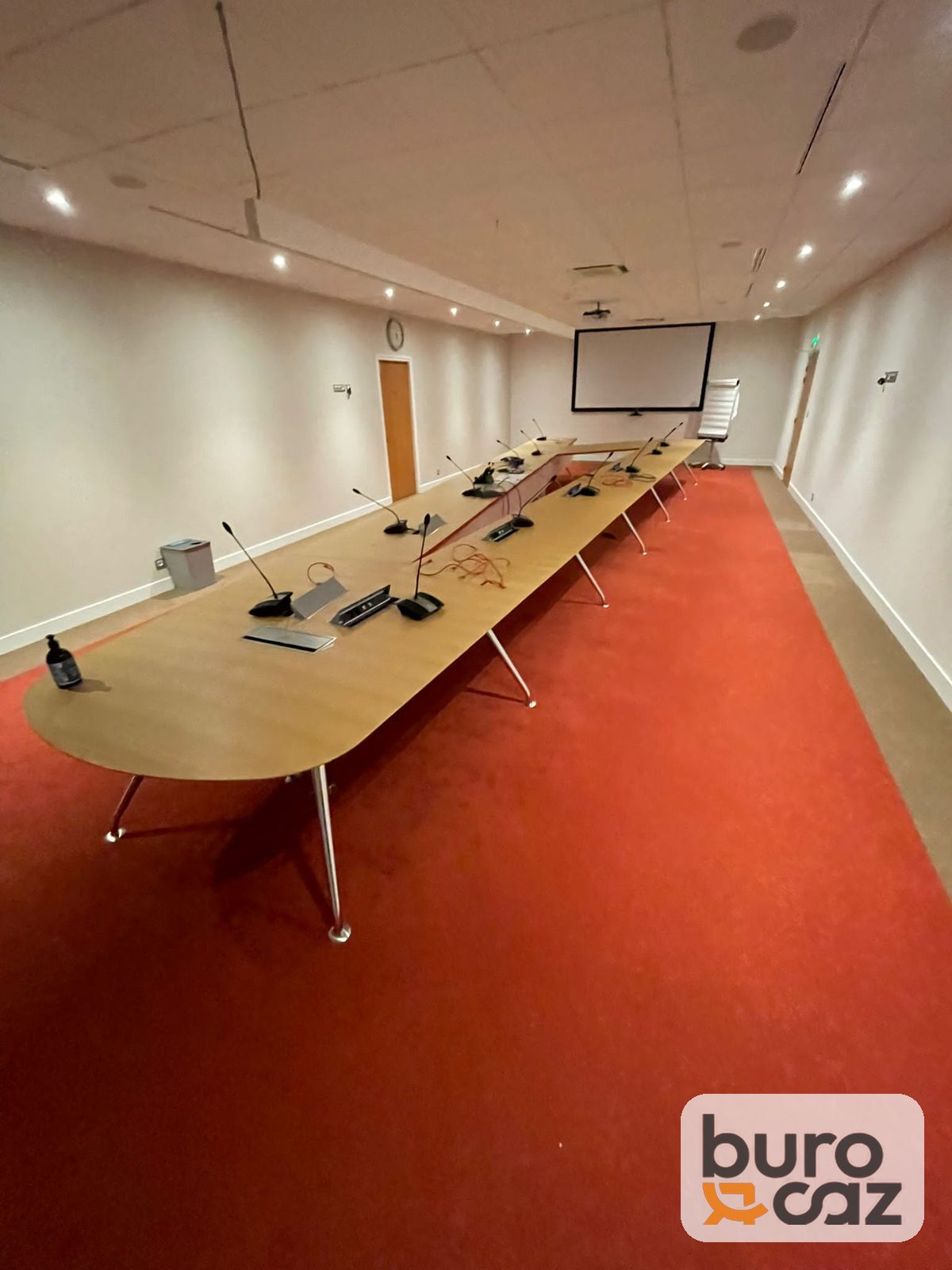 Grande table de conférence bois clair bouts arrondis – 20 personnes