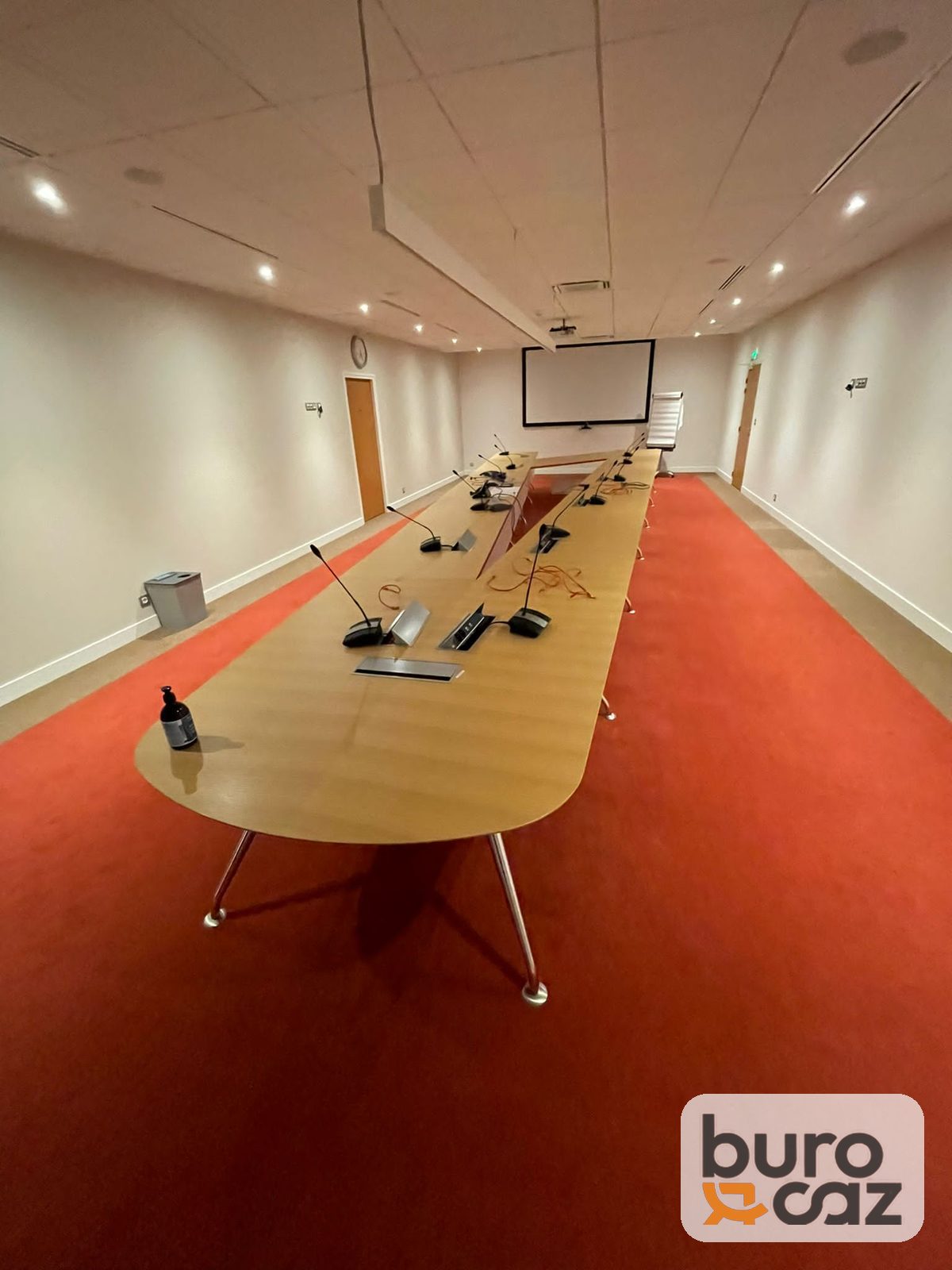Grande table de conférence bois clair bouts arrondis – 20 personnes — photo 2