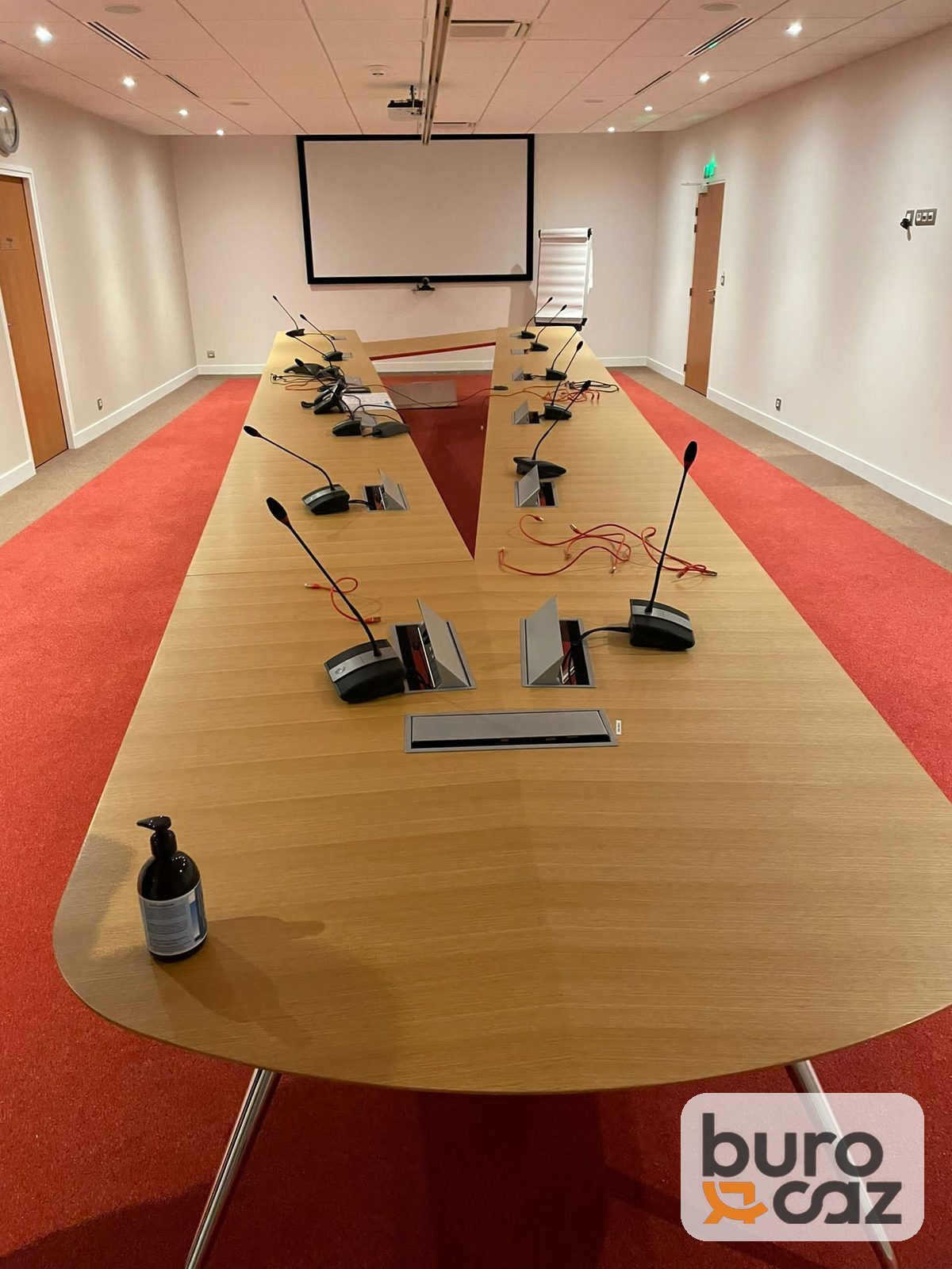 Grande table de conférence bois clair bouts arrondis – 20 personnes — photo 3