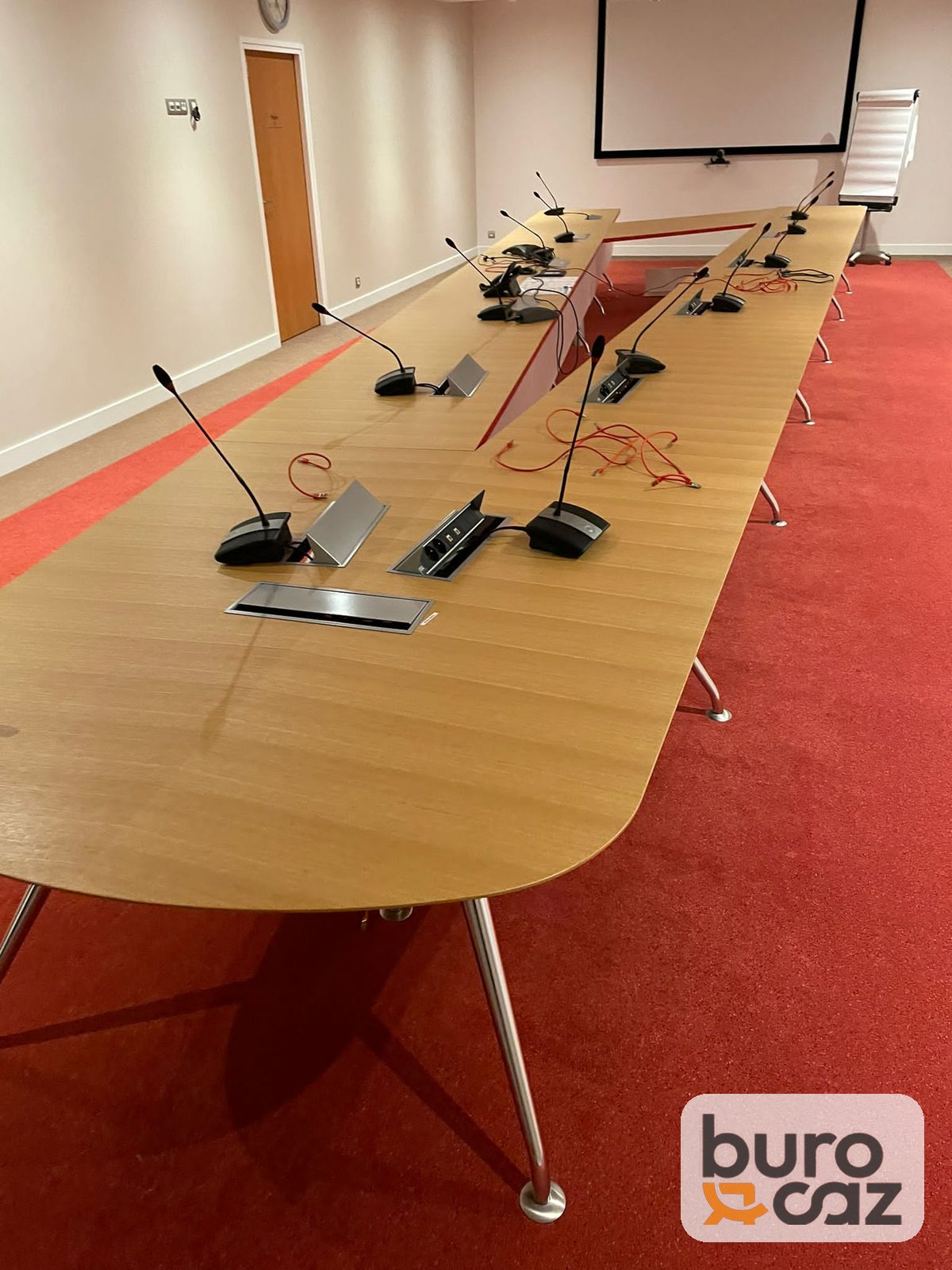 Grande table de conférence bois clair bouts arrondis – 20 personnes — photo 4