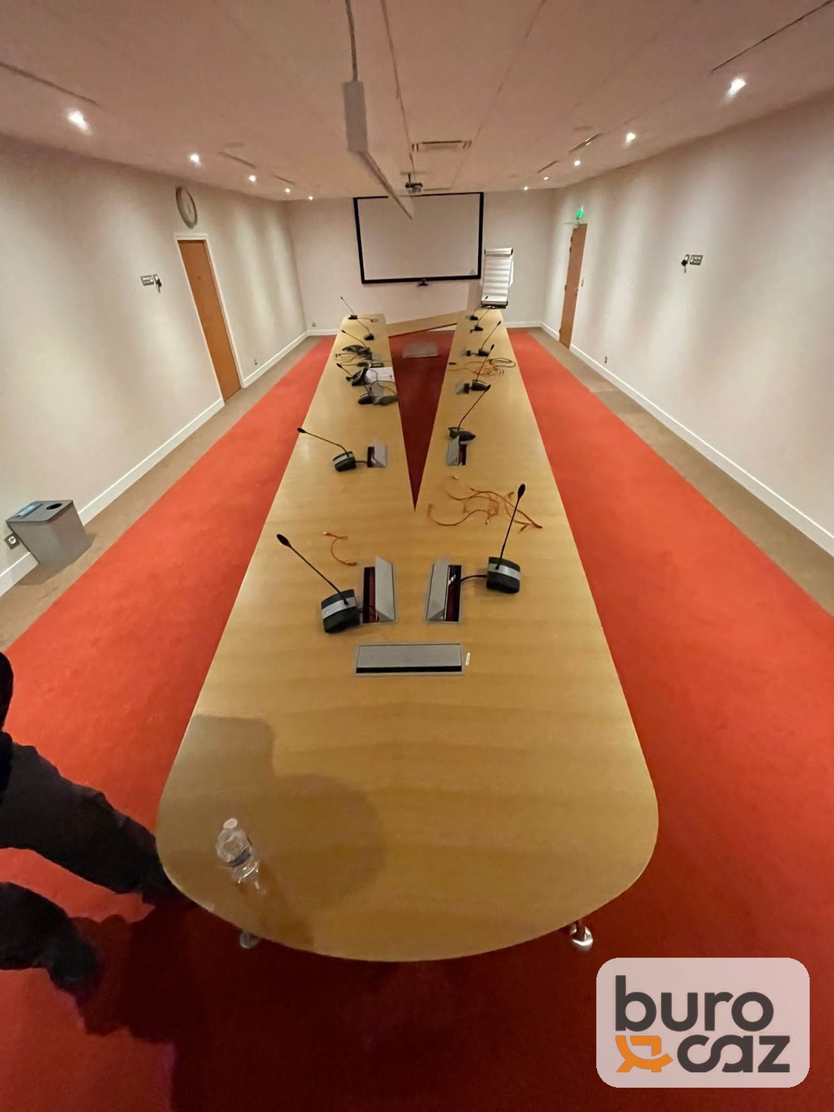Grande table de conférence bois clair bouts arrondis – 20 personnes — photo 5