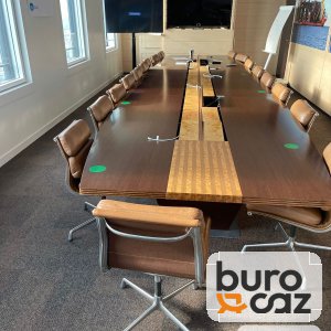 Grande table de conférence bois foncé avec bande centrale bois clair