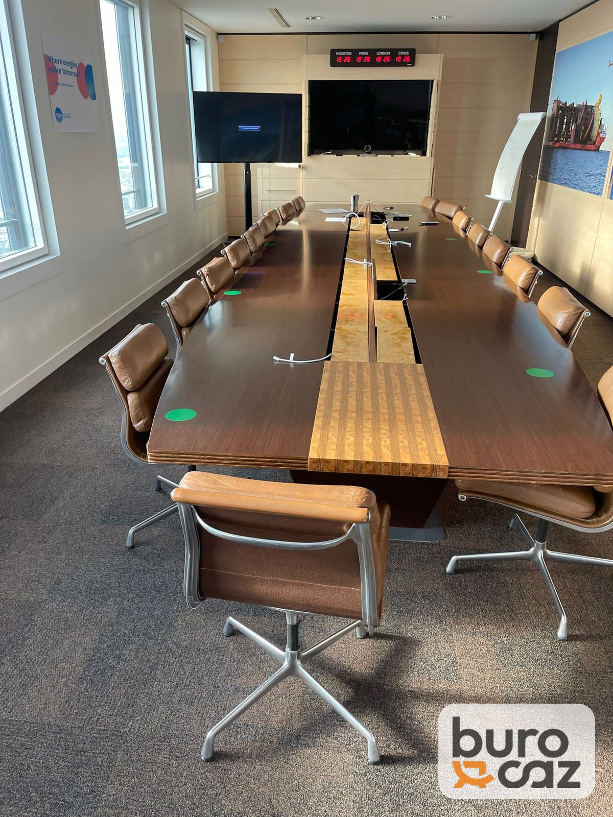 Grande table de conférence bois foncé avec bande centrale bois clair