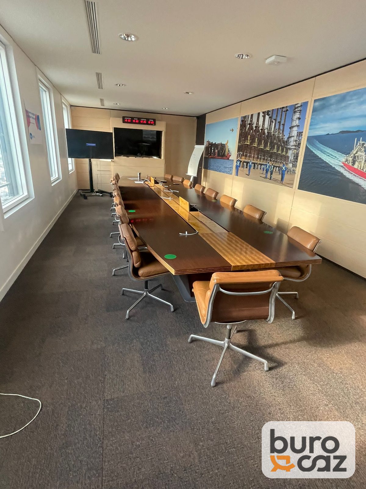 Grande table de conférence bois foncé avec bande centrale bois clair — photo 3