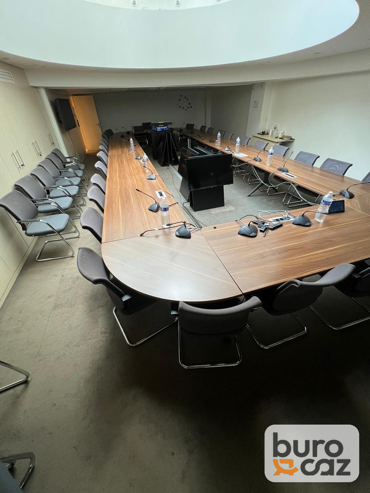 Grande table de conférence en U finition noyer