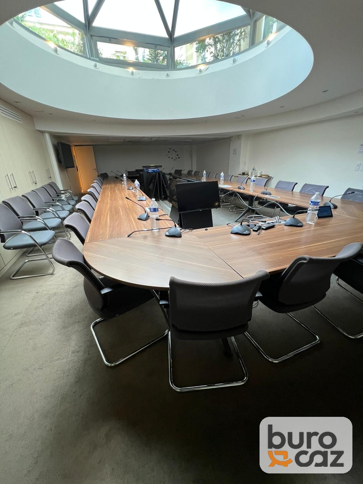 Grande table de conférence en U finition noyer — photo 2