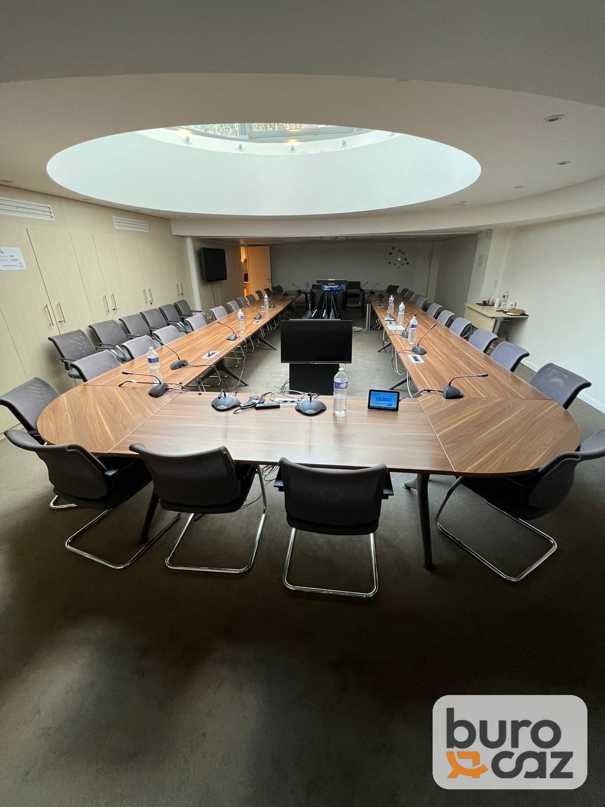 Grande table de conférence en U finition noyer — photo 3