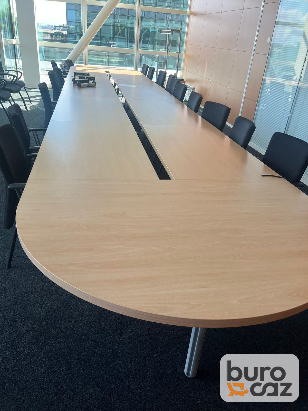 Grande table de conférence hêtre bouts arrondis avec goulotte centrale