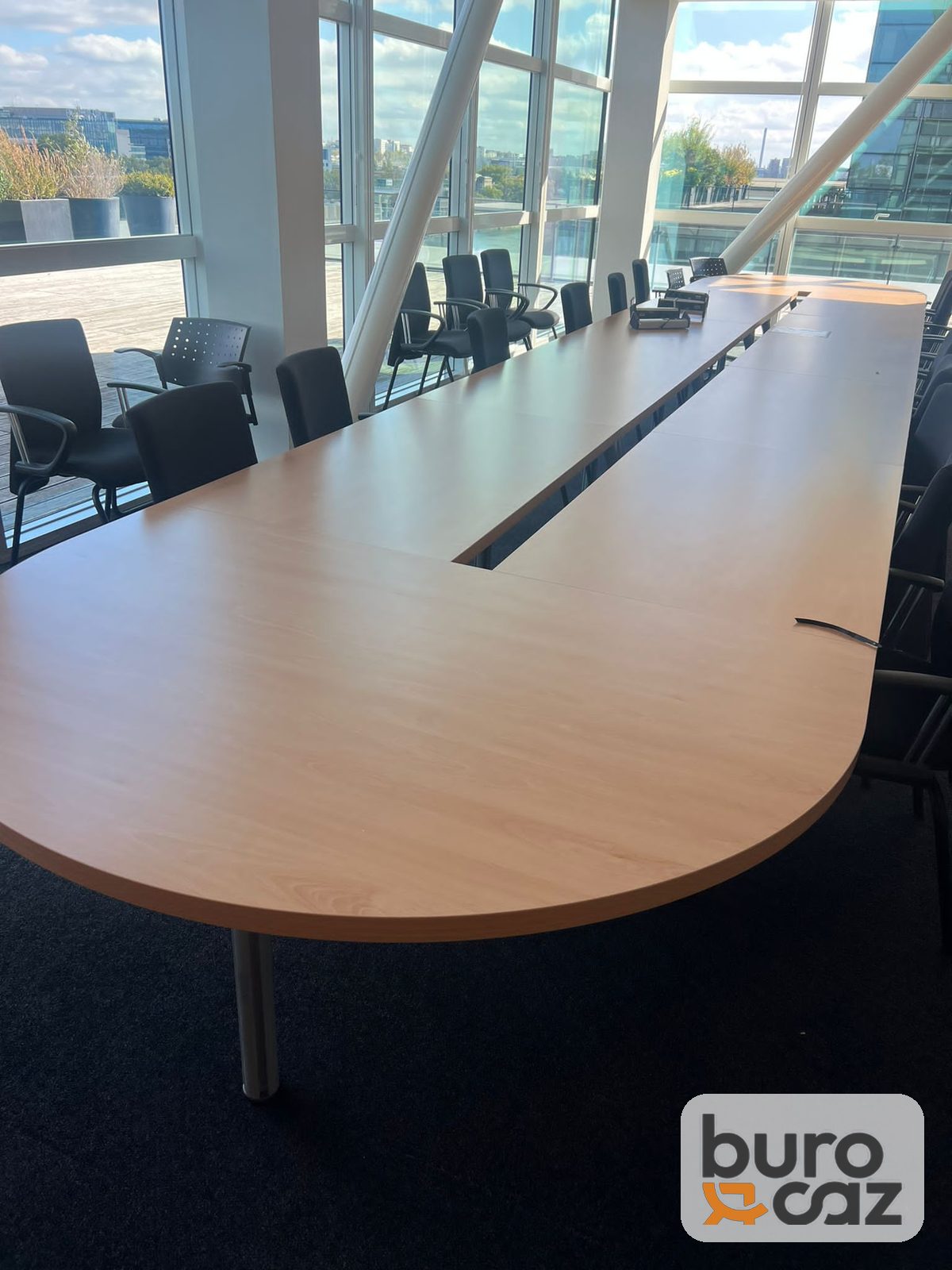 Grande table de conférence hêtre bouts arrondis avec goulotte centrale — photo 2