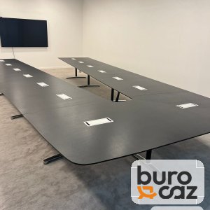 Grande table de conférence noire connectée modulaire