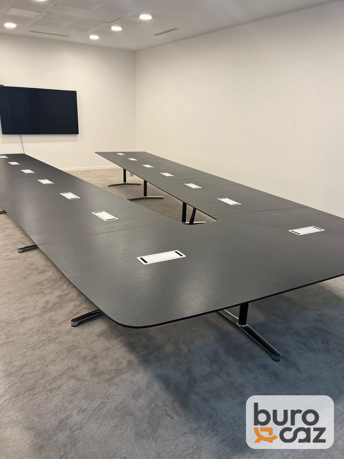 Grande table de conférence noire connectée modulaire