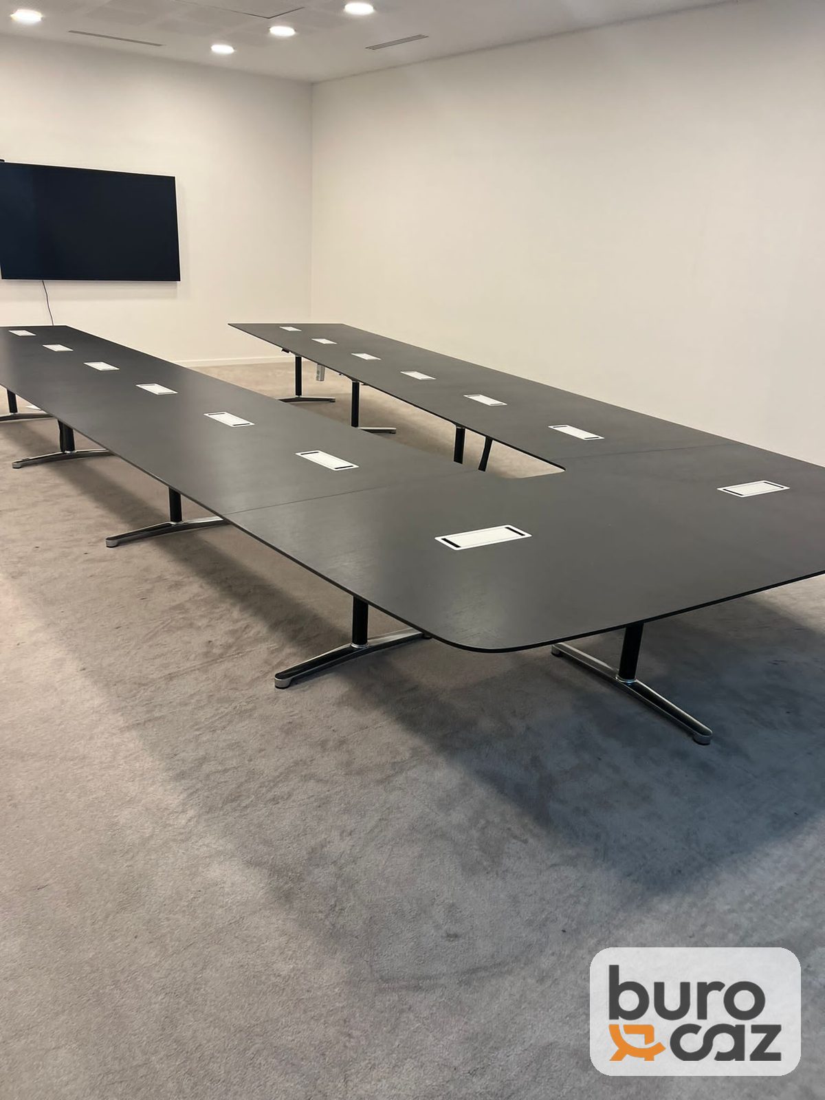 Grande table de conférence noire connectée modulaire — photo 2