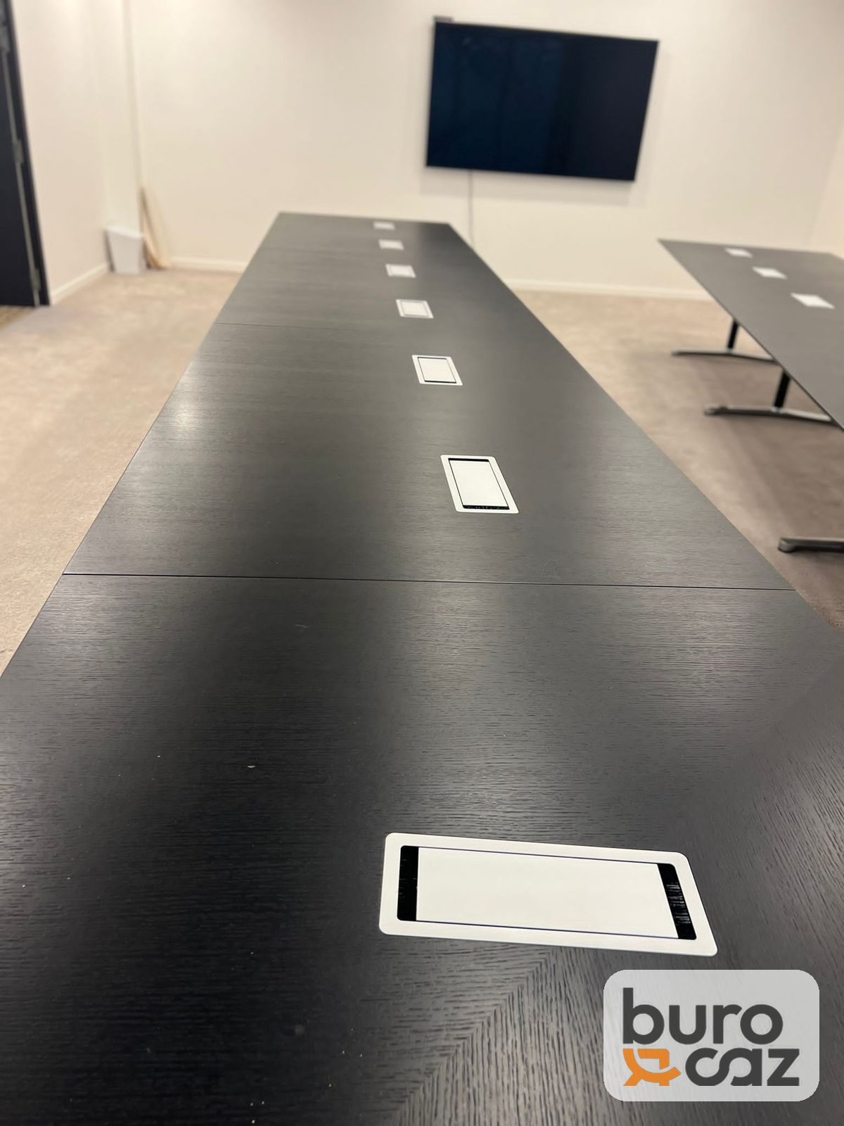 Grande table de conférence noire connectée modulaire — photo 3