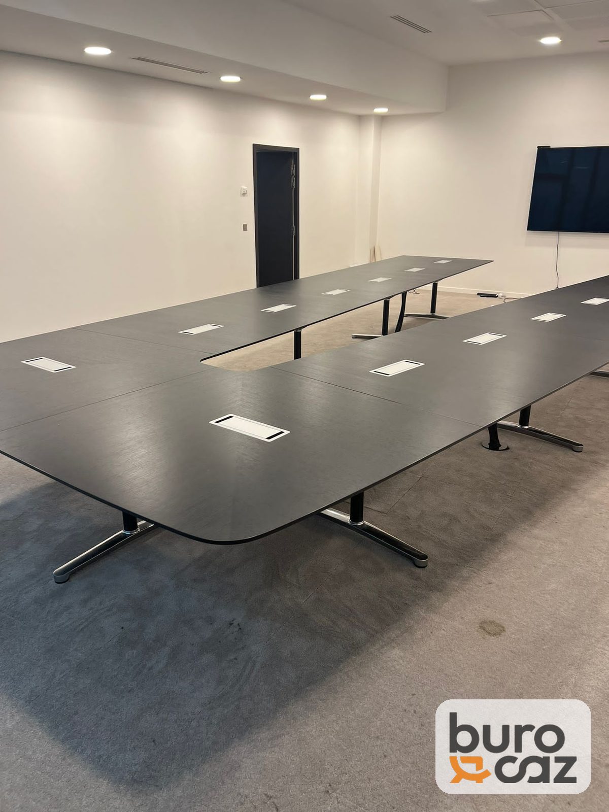 Grande table de conférence noire connectée modulaire — photo 5
