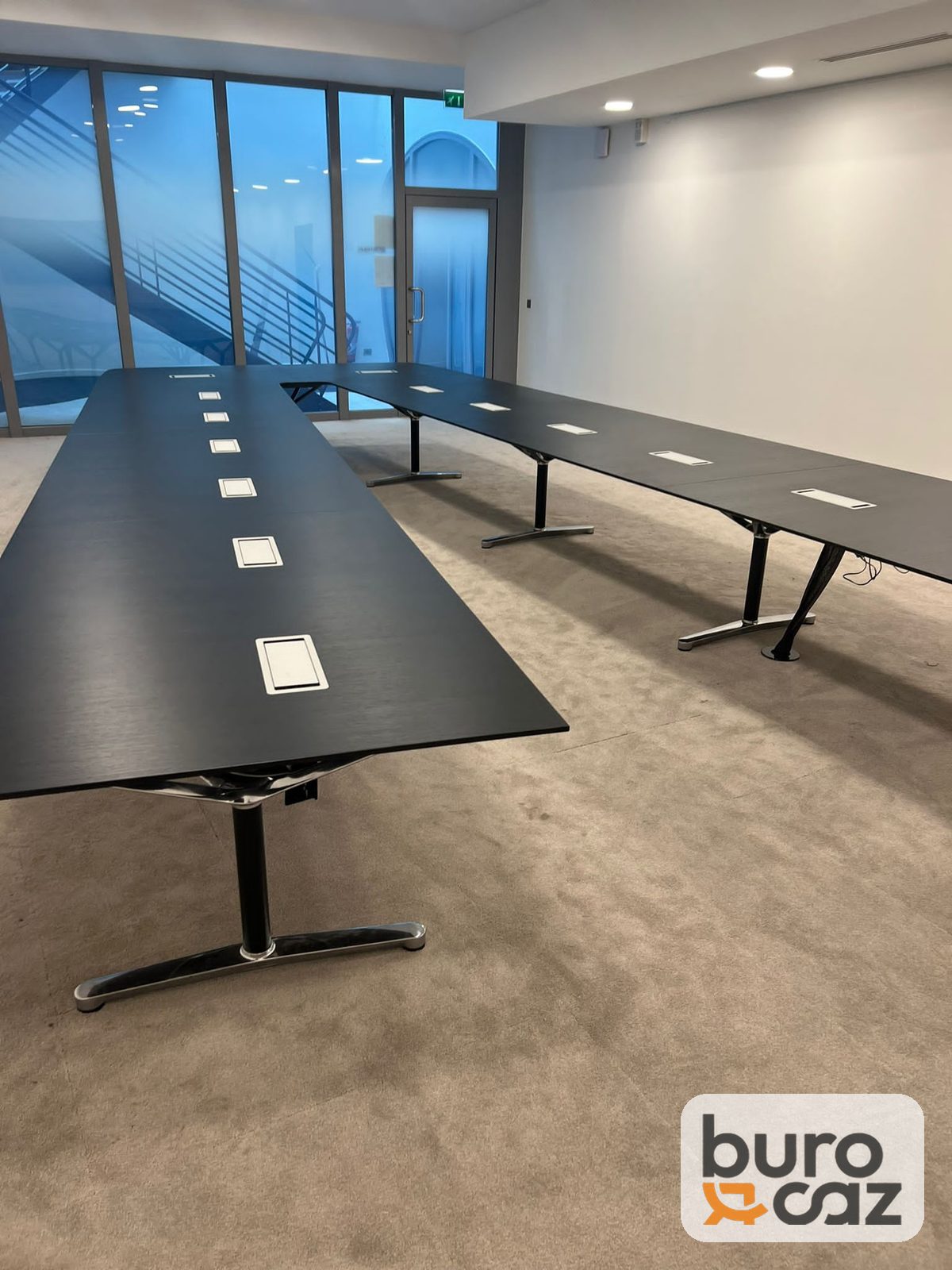 Grande table de conférence noire connectée modulaire — photo 7