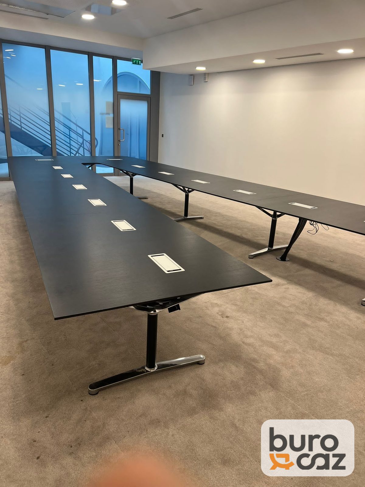 Grande table de conférence noire connectée modulaire — photo 8
