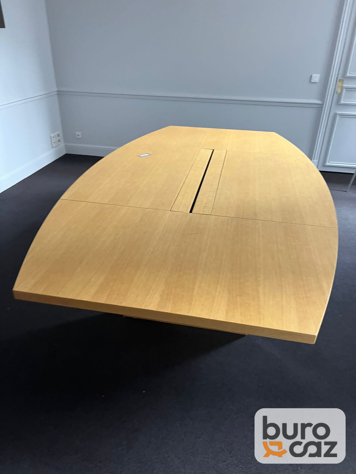 Grande table de conférence tonneau chêne avec goulotte centrale