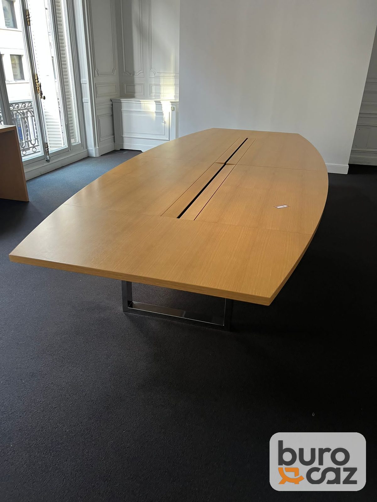 Grande table de conférence tonneau chêne avec goulotte centrale — photo 10