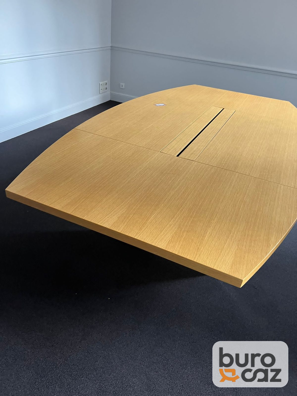Grande table de conférence tonneau chêne avec goulotte centrale — photo 11