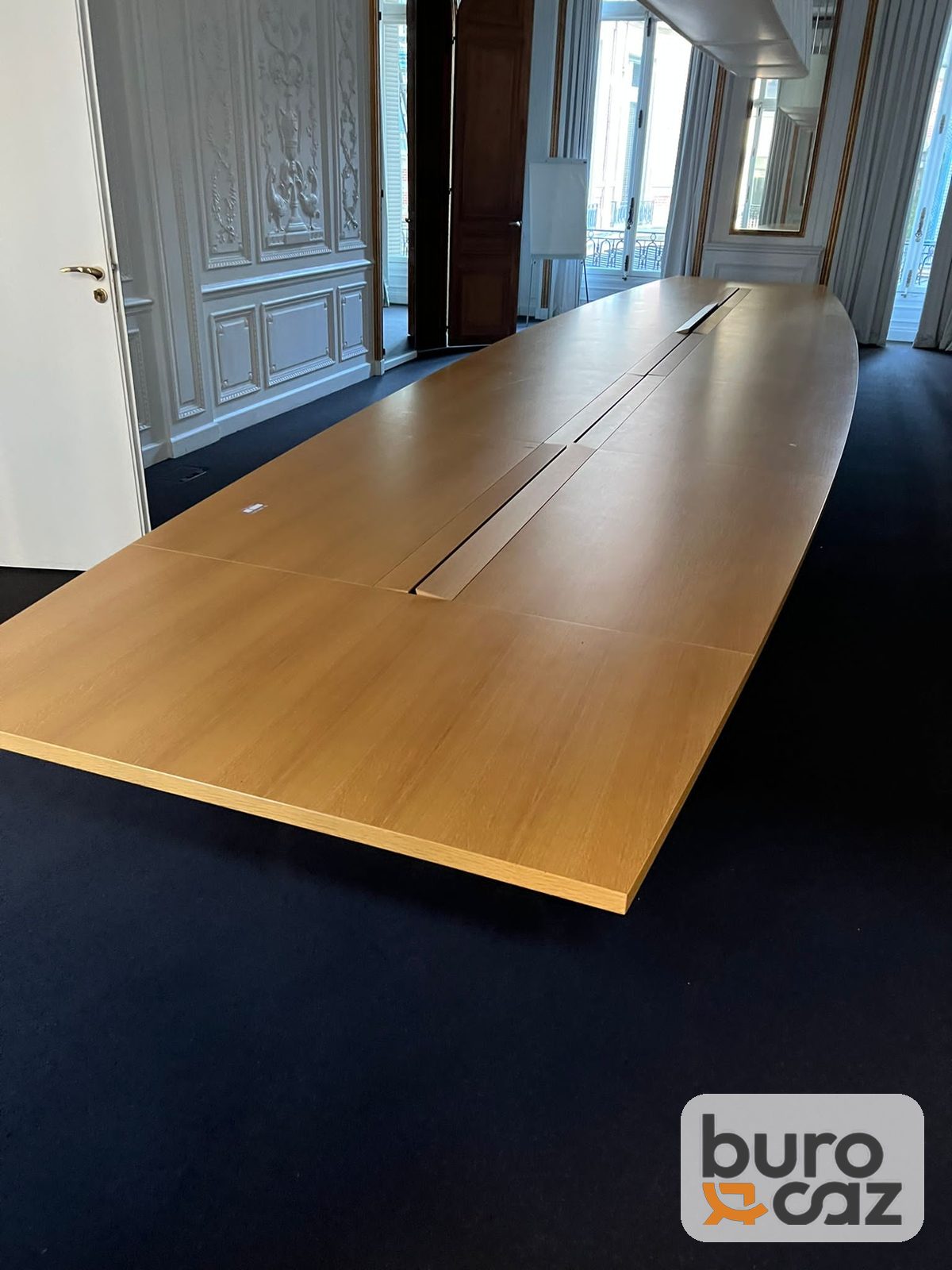 Grande table de conférence tonneau chêne avec goulotte centrale — photo 2