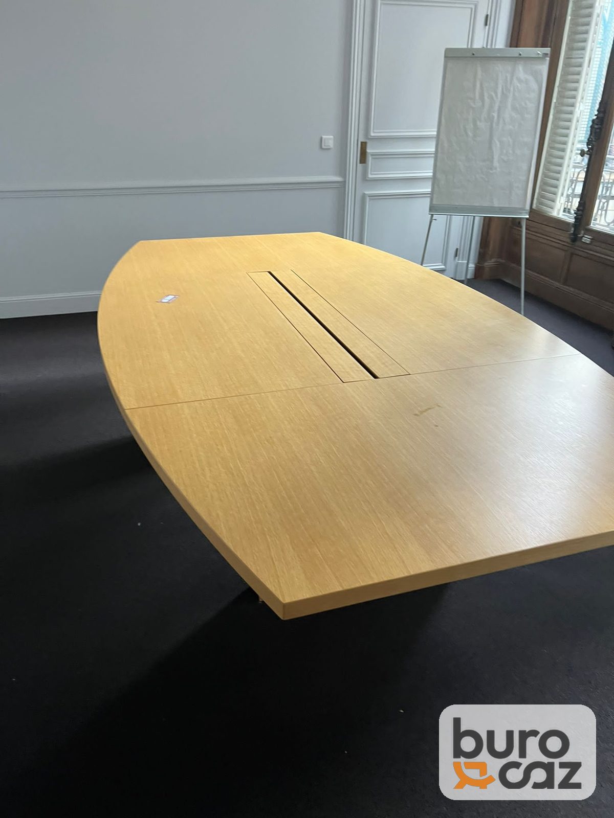 Grande table de conférence tonneau chêne avec goulotte centrale — photo 3