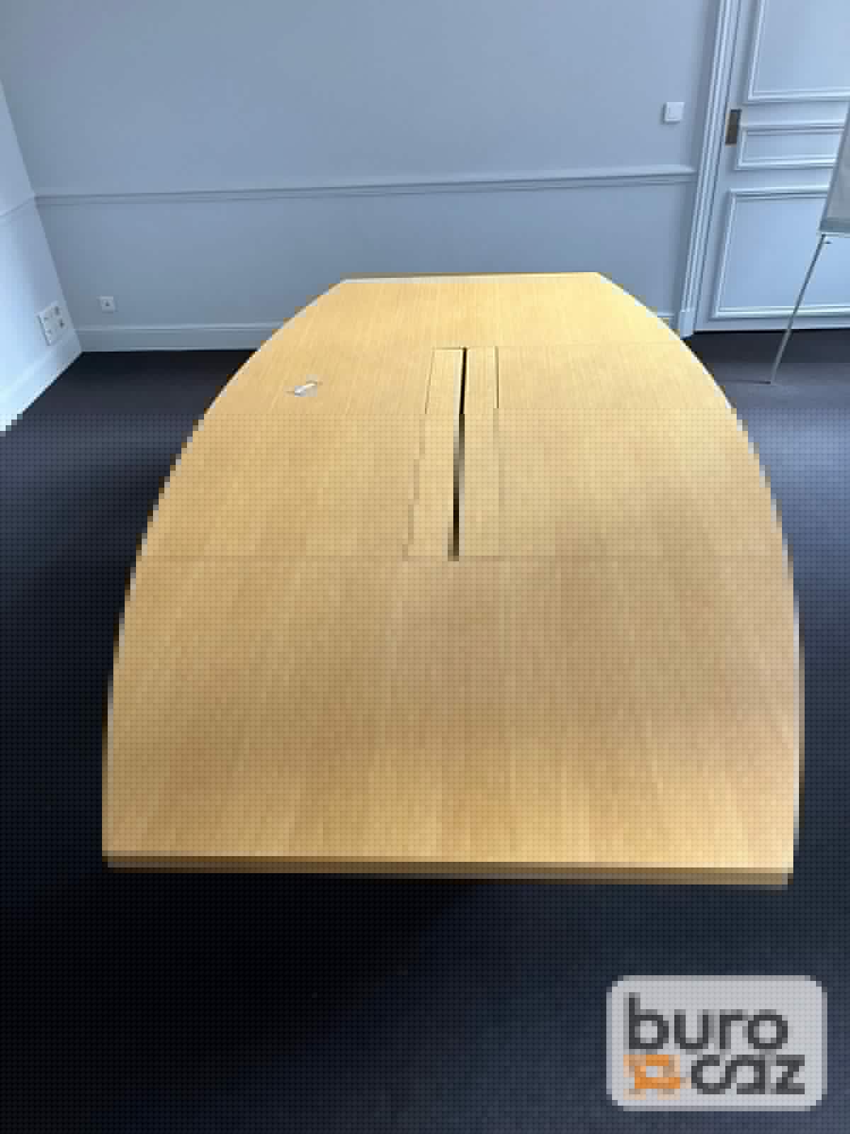 Grande table de conférence tonneau chêne avec goulotte centrale — photo 4